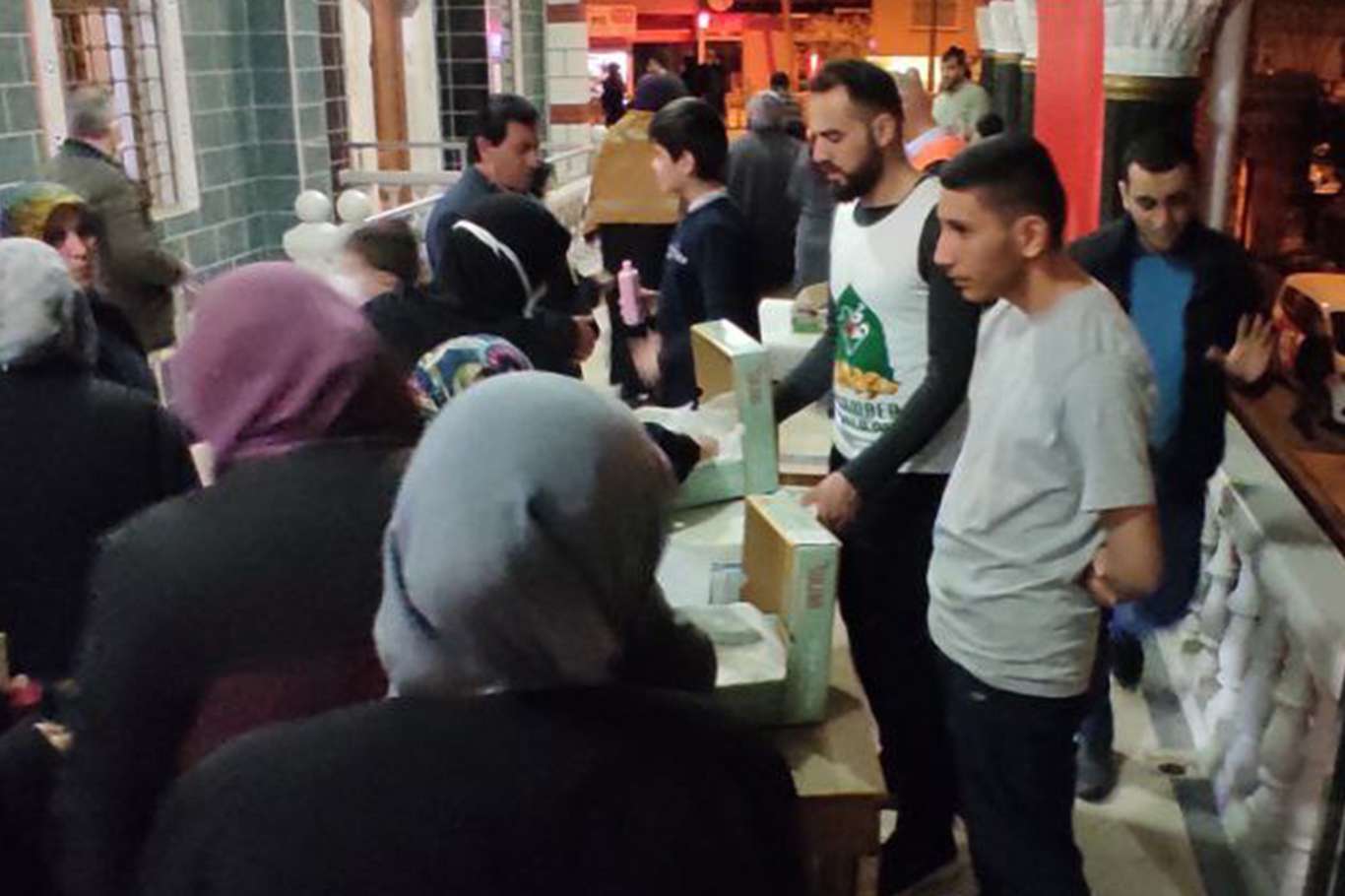 Halka "Mevlid Haftası" dolayısıyla ikram yapıldı, kitap dağıtıldı Halka "Mevlid Haftası" dolayısıyla ikram yapıldı, kitap dağıtıldı